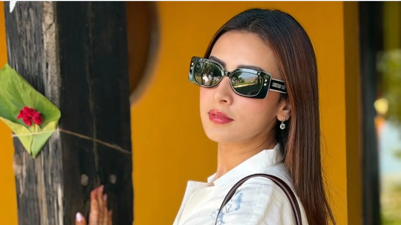 পূজার ছুটি শেষে কক্সবাজারে মিম, সাগরপাড়ে স্নিগ্ধ রূপে মুগ্ধতা